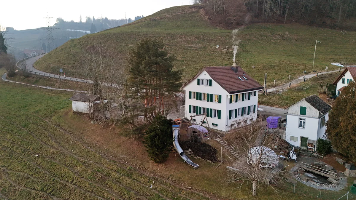Das Primarschulhaus Unterbach in Hinwil steht an einem Hang.